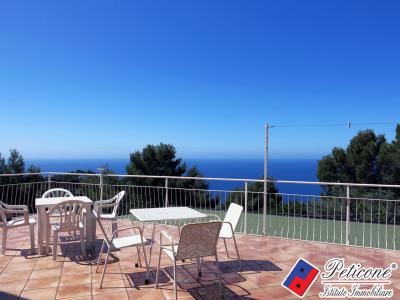 Appartamento con Terrazzo Panoramico e Vista Mare da Sogno