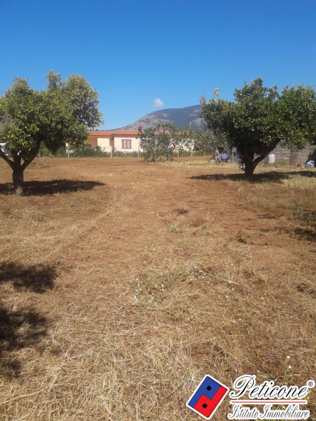 FABBRICATO USO DEPOSITO CON TERRENO, A POCHI MINUTI DAL MARE