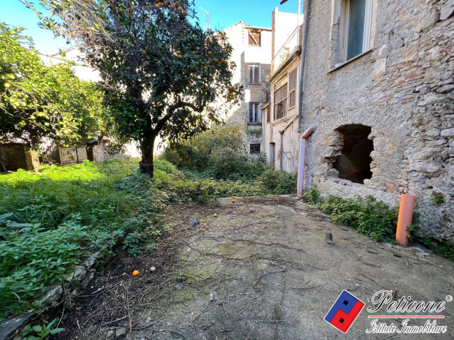 STABILE DEL 1800 CON GIARDINO, IN PIENO CENTRO STORICO