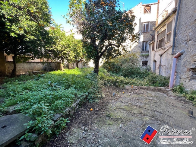 STABILE DEL 1800 CON GIARDINO, IN PIENO CENTRO STORICO