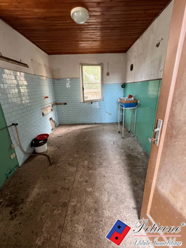 VILLA UNIFAMILIARE DA RISTRUTTURARE