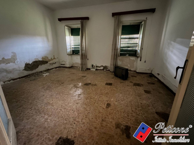 VILLA UNIFAMILIARE DA RISTRUTTURARE