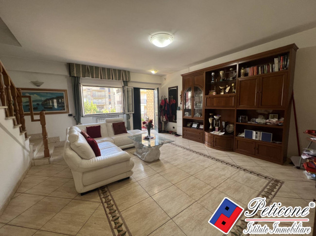 VILLA a SCHIERA con RUSTICO e AMPIO GIARDINO