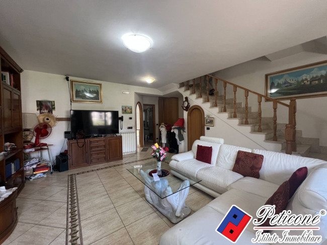 VILLA a SCHIERA con RUSTICO e AMPIO GIARDINO