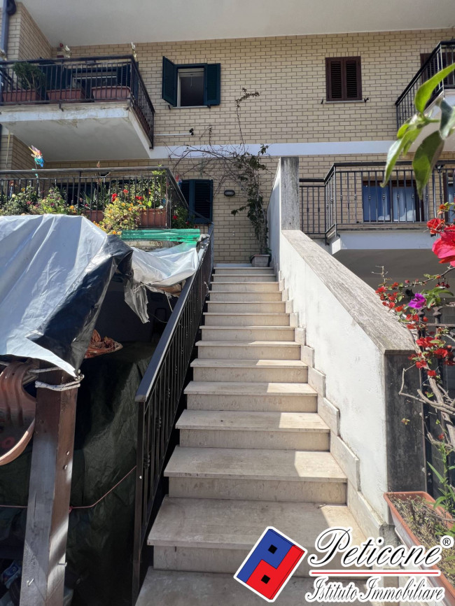 VILLA a SCHIERA con RUSTICO e AMPIO GIARDINO