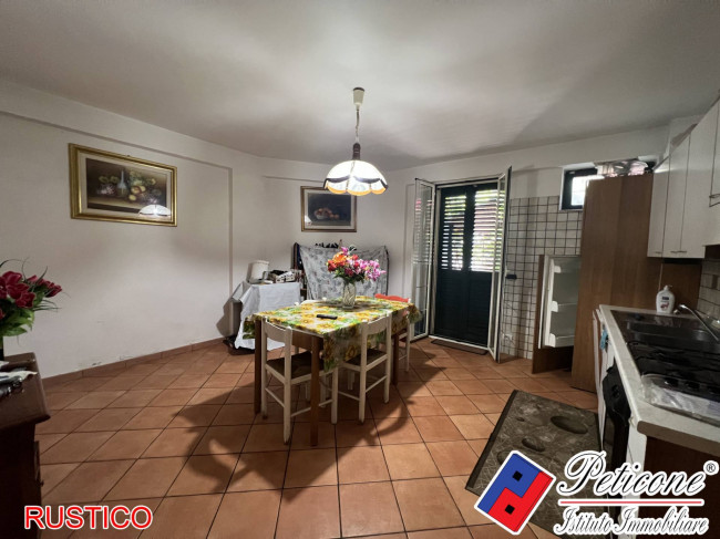 VILLA a SCHIERA con RUSTICO e AMPIO GIARDINO