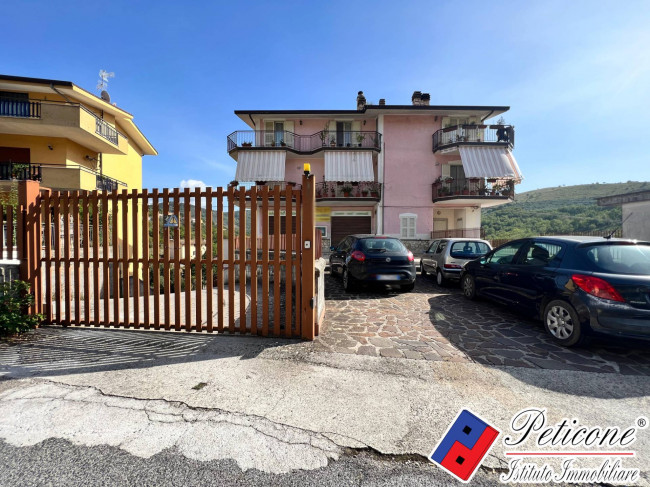 APPARTAMENTO con  MAGAZZINO all'INGRESSO DI LENOLA