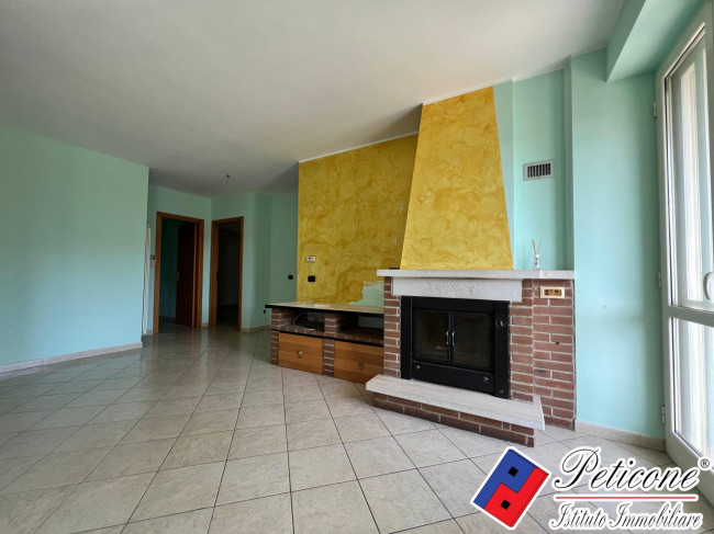 APPARTAMENTO con  MAGAZZINO all'INGRESSO DI LENOLA