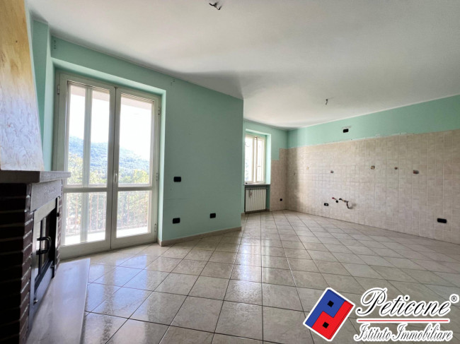 APPARTAMENTO con  MAGAZZINO all'INGRESSO DI LENOLA