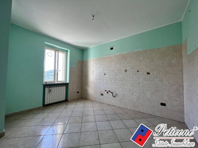 APPARTAMENTO con  MAGAZZINO all'INGRESSO DI LENOLA