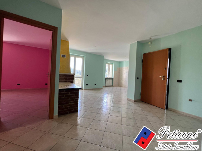 APPARTAMENTO con  MAGAZZINO all'INGRESSO DI LENOLA