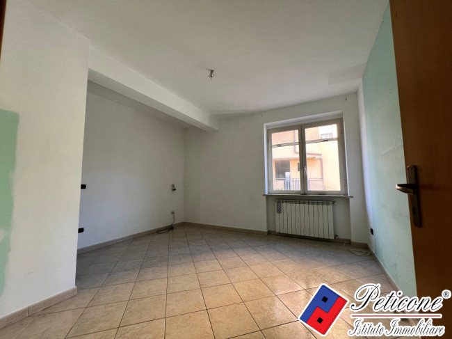 APPARTAMENTO con  MAGAZZINO all'INGRESSO DI LENOLA