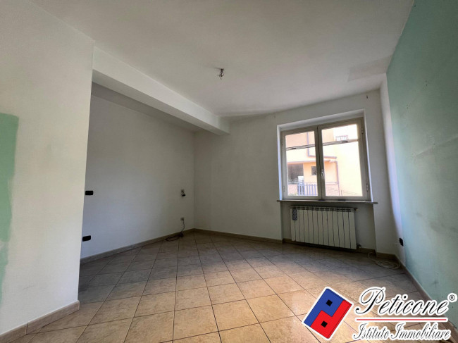 APPARTAMENTO con  MAGAZZINO all'INGRESSO DI LENOLA