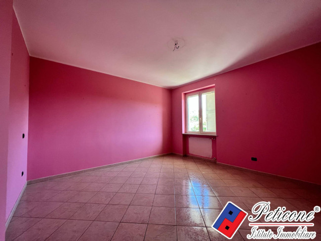 APPARTAMENTO con  MAGAZZINO all'INGRESSO DI LENOLA