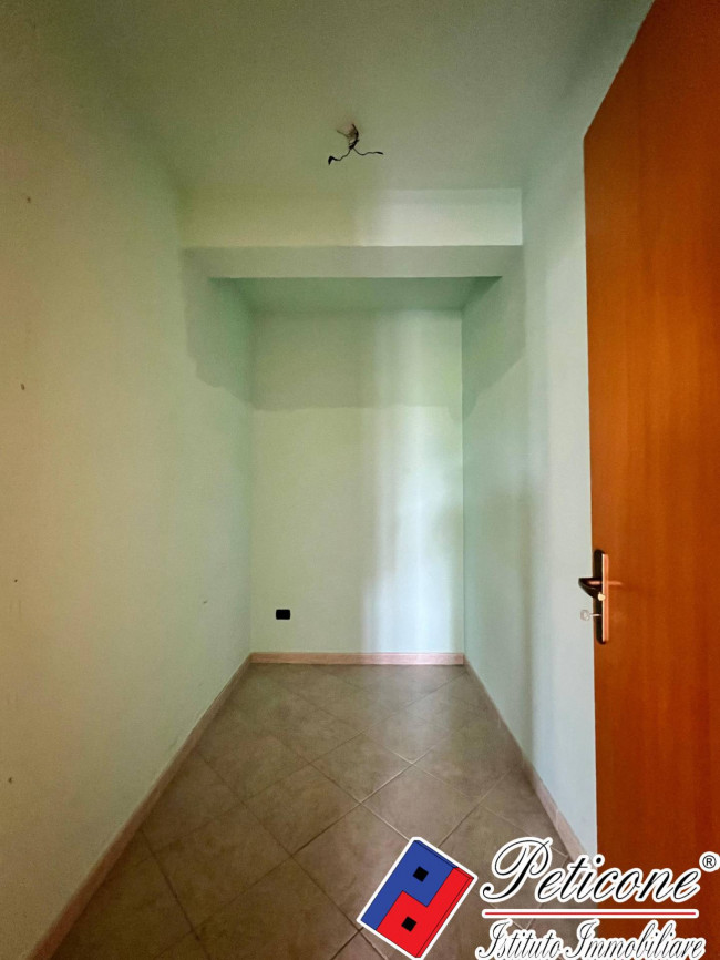 APPARTAMENTO con  MAGAZZINO all'INGRESSO DI LENOLA