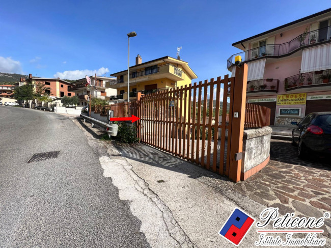 APPARTAMENTO con  MAGAZZINO all'INGRESSO DI LENOLA