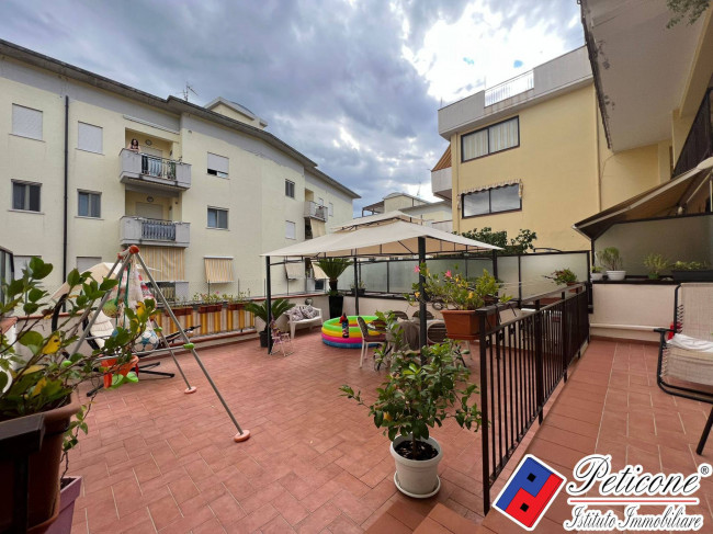 APPARTAMENTO con TERRAZZO ESCLUSIVO E GARAGE