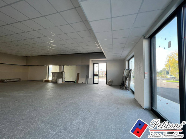 LOCALE COMMERCIALE AD ALTA VISIBILITÀ CON AMPI SPAZI ESTERNI 