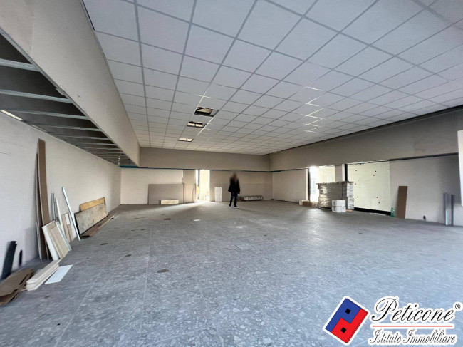 LOCALE COMMERCIALE AD ALTA VISIBILITÀ CON AMPI SPAZI ESTERNI 