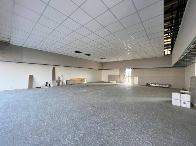 LOCALE COMMERCIALE AD ALTA VISIBILITÀ CON AMPI SPAZI ESTERNI 