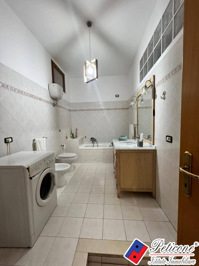 APPARTAMENTO AL PRIMO PIANO CON AMPI SPAZI E BALCONI