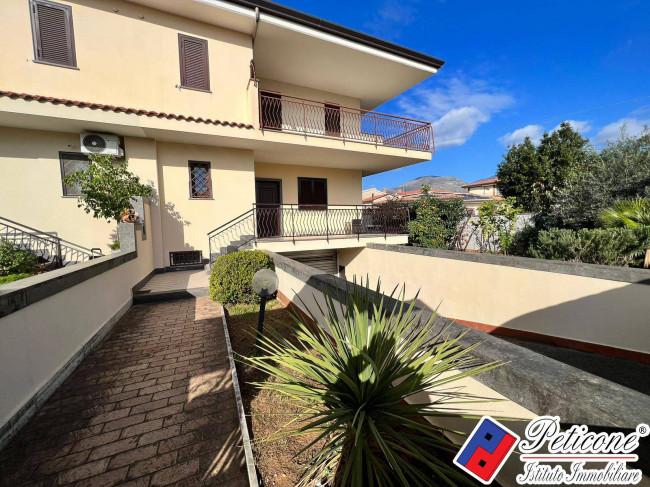 VILLA ANGOLARE IN ESCLUSIVA