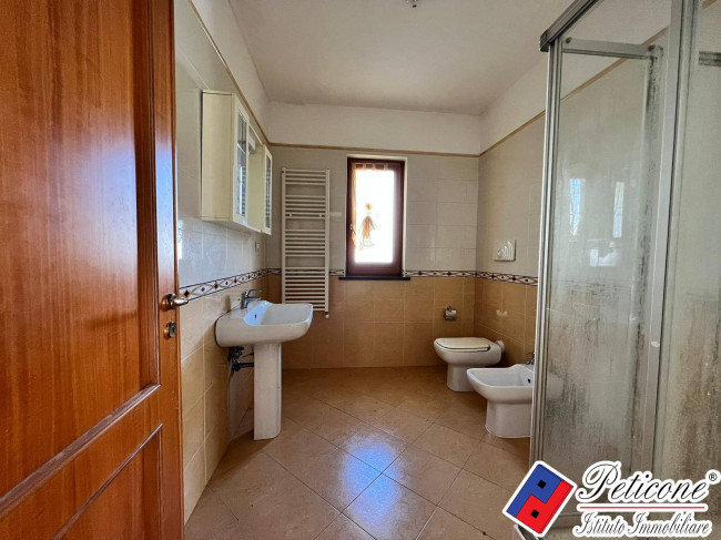 VILLA ANGOLARE IN ESCLUSIVA