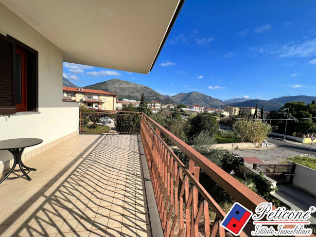 VILLA ANGOLARE IN ESCLUSIVA