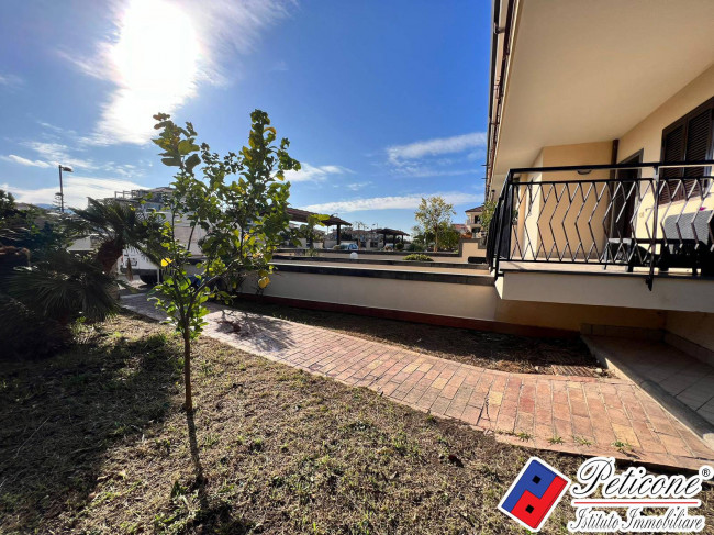 VILLA ANGOLARE IN ESCLUSIVA