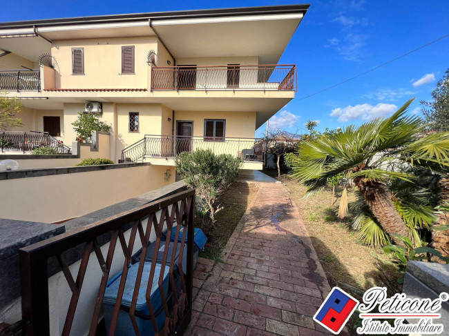 VILLA ANGOLARE IN ESCLUSIVA