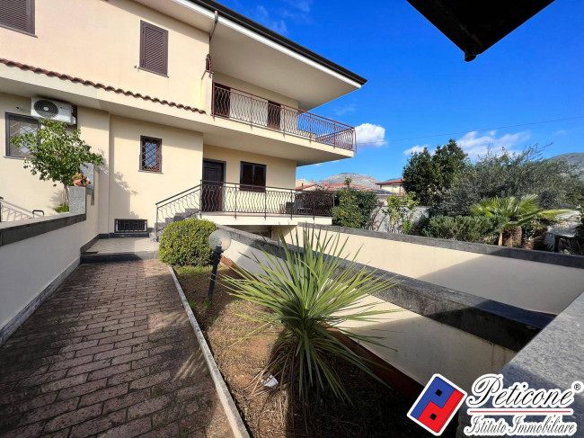 VILLA ANGOLARE IN ESCLUSIVA