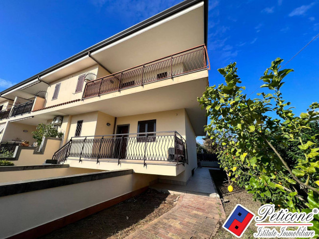 VILLA ANGOLARE IN ESCLUSIVA