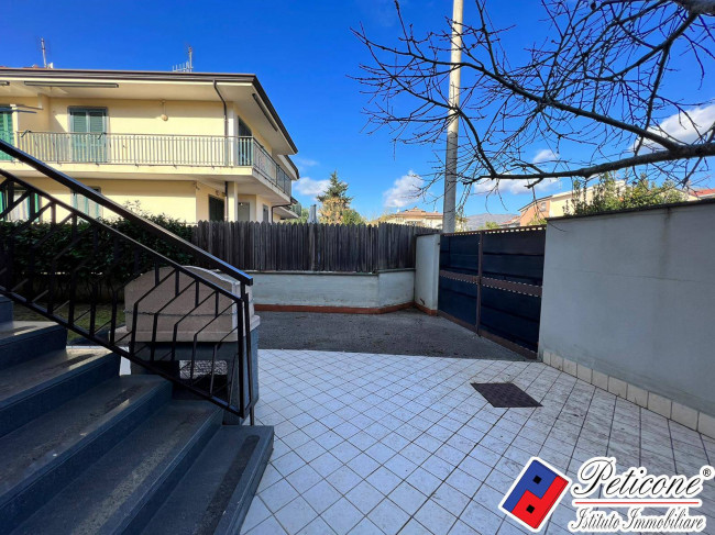 VILLA ANGOLARE IN ESCLUSIVA