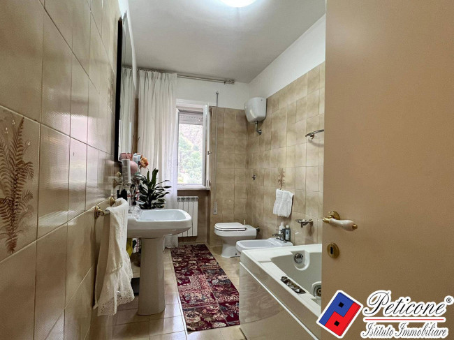 AMPIO APPARTAMENTO CON BALCONI, INFISSI NUOVI E POSSIBILITÀ MAGAZZINO