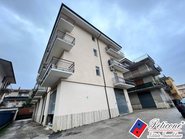 AMPIO APPARTAMENTO CON BALCONI, INFISSI NUOVI E POSSIBILITÀ MAGAZZINO
