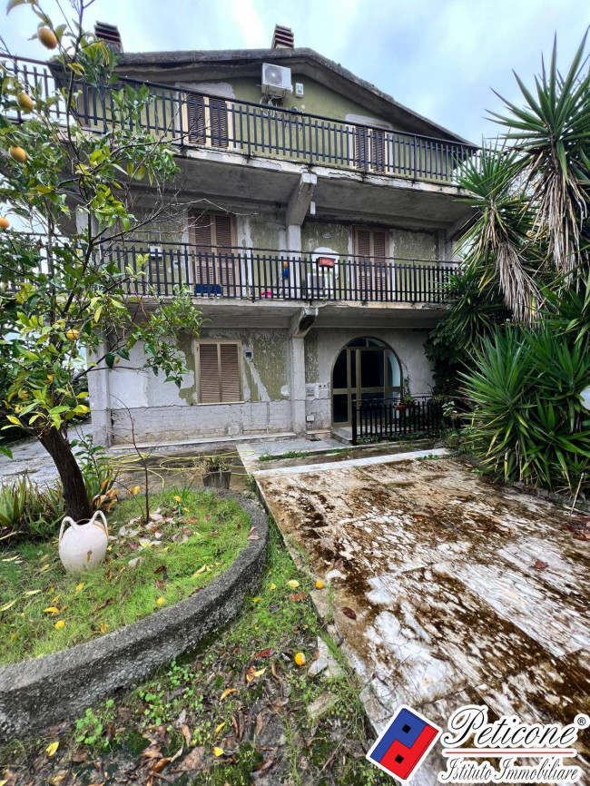 PIANO TERRA CON GIARDINO E POSTI AUTO