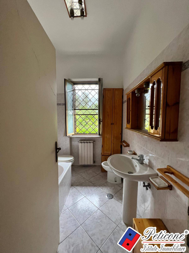 PIANO TERRA CON GIARDINO E POSTI AUTO