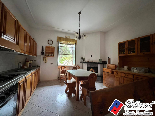 PIANO TERRA CON GIARDINO E POSTI AUTO