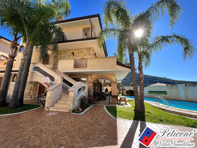 VILLA DI PREGIO CON PISCINA E AMPI SPAZI