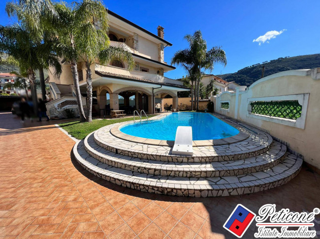 VILLA DI PREGIO CON PISCINA E AMPI SPAZI