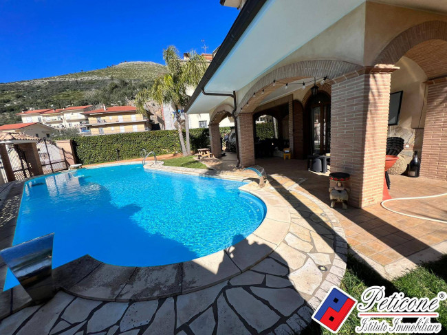 VILLA DI PREGIO CON PISCINA E AMPI SPAZI