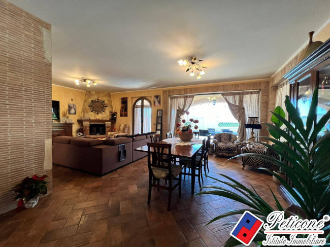 VILLA DI PREGIO CON PISCINA E AMPI SPAZI