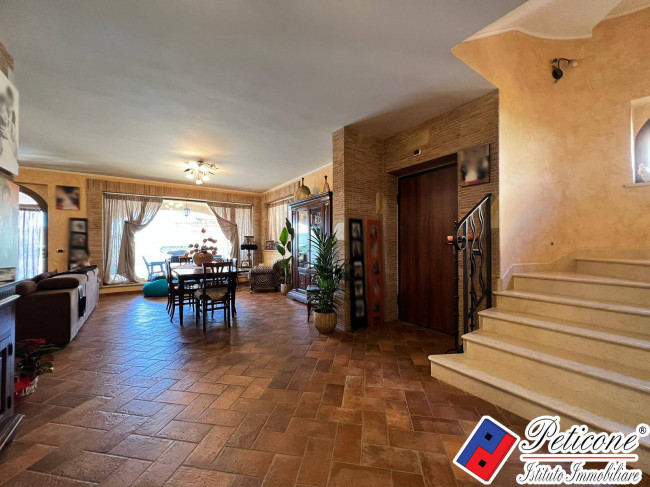 VILLA DI PREGIO CON PISCINA E AMPI SPAZI