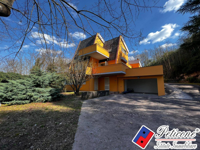 VILLA PRESTIGIOSA IMMERSA NEL VERDE