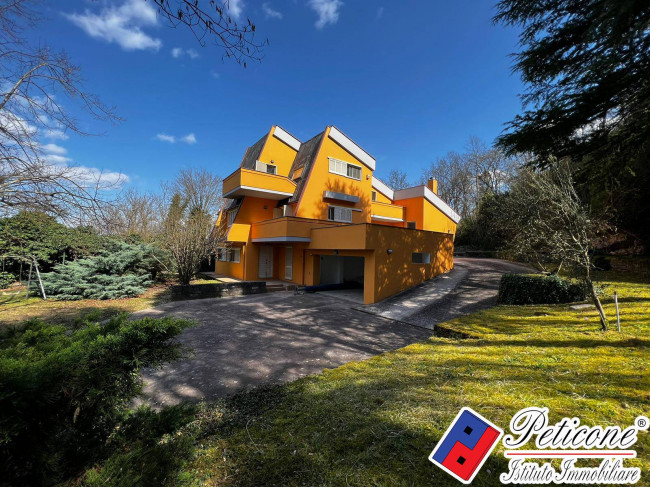 VILLA PRESTIGIOSA IMMERSA NEL VERDE