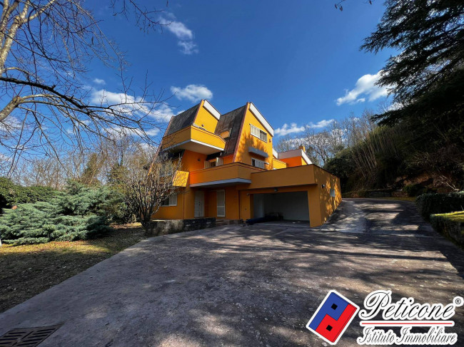 VILLA PRESTIGIOSA IMMERSA NEL VERDE