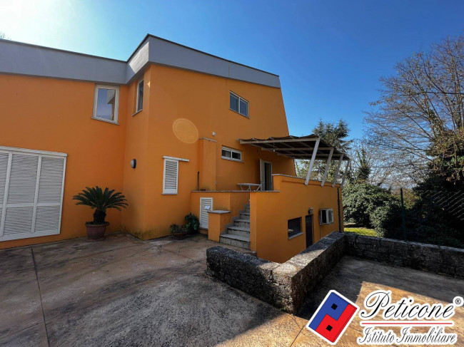 VILLA PRESTIGIOSA IMMERSA NEL VERDE