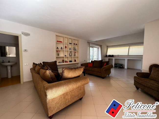 VILLA PRESTIGIOSA IMMERSA NEL VERDE