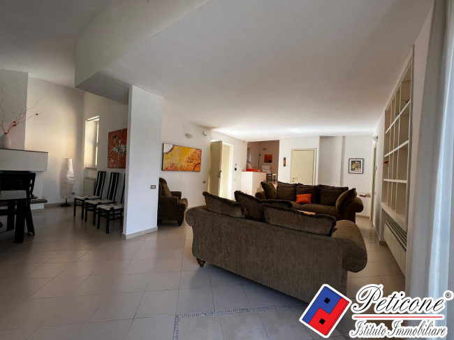 VILLA PRESTIGIOSA IMMERSA NEL VERDE