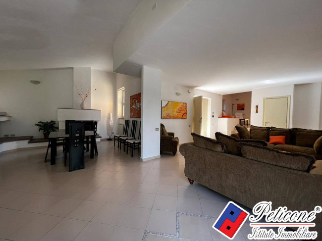 VILLA PRESTIGIOSA IMMERSA NEL VERDE